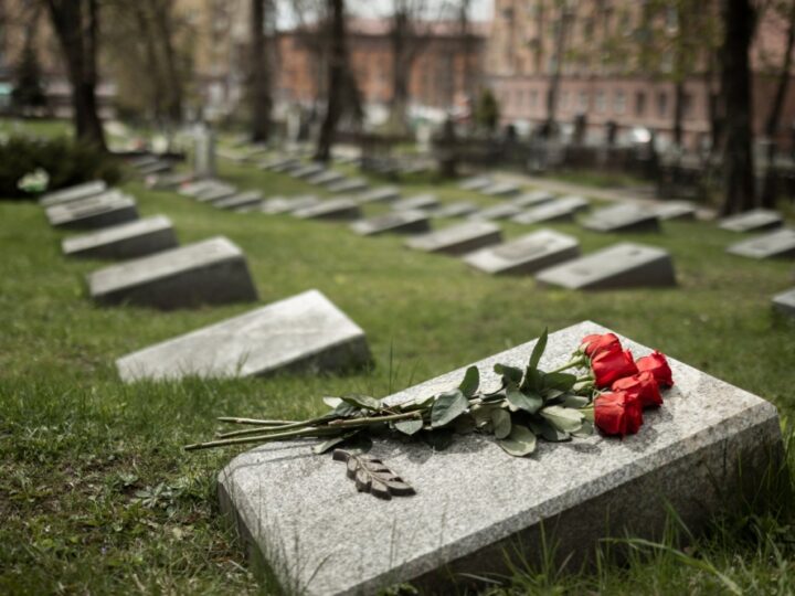 Hołd dla powstańców śląskich: znaki pamięci "Tobie Polsko" na grobach w Czeladzi