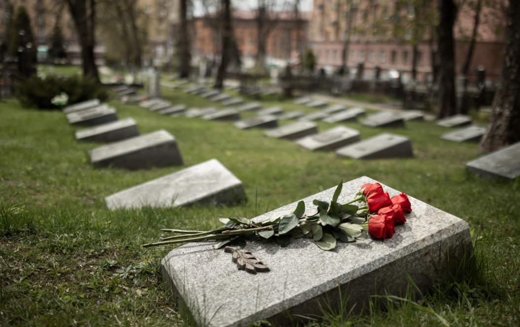 Hołd dla powstańców śląskich: znaki pamięci "Tobie Polsko" na grobach w Czeladzi