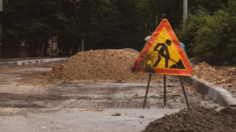 Tragiczna sytuacja na drogach powiatowych w Będzinie – ogromne wyrwy i doły na drogach