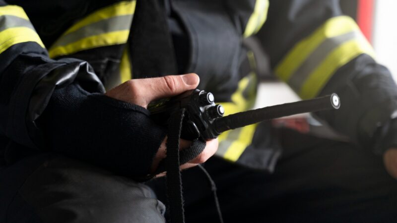 Poranny pożar naczepy przewożącej makulaturę, w gaszeniu uczestniczyło siedemnastu strażaków