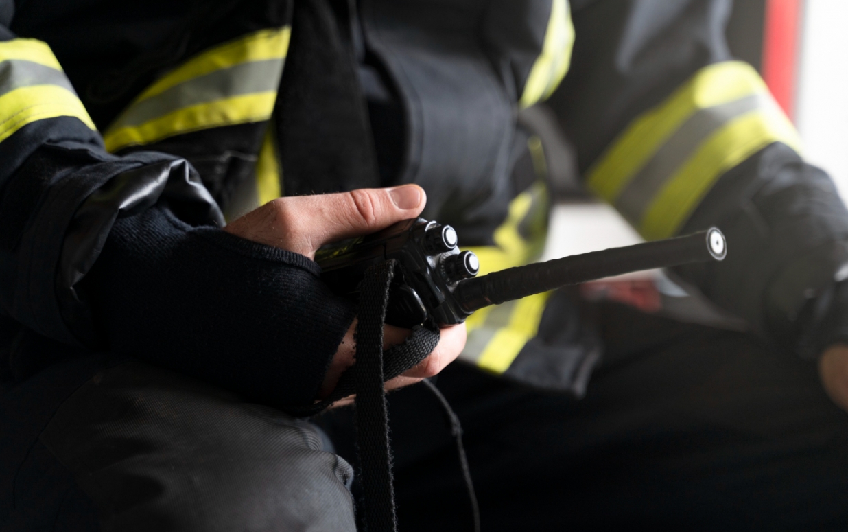 Poranny pożar naczepy przewożącej makulaturę, w gaszeniu uczestniczyło siedemnastu strażaków