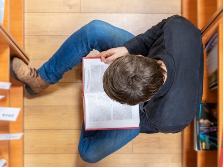 Przedszkolaki z Siemoni tworzą ekologiczne portrety z recyklingu na Dzień Edukacji Narodowej