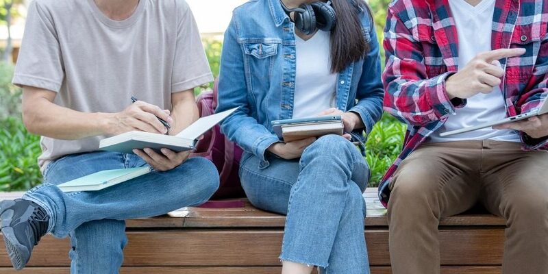 Młodzież z Będzina poznaje samorząd podczas wizyty w starostwie