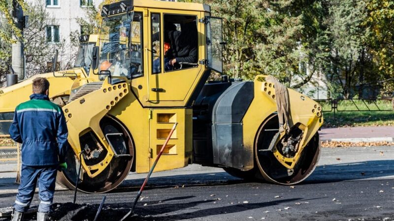 Zimowe utrzymanie dróg: obowiązki właścicieli i kluczowe informacje dla mieszkańców