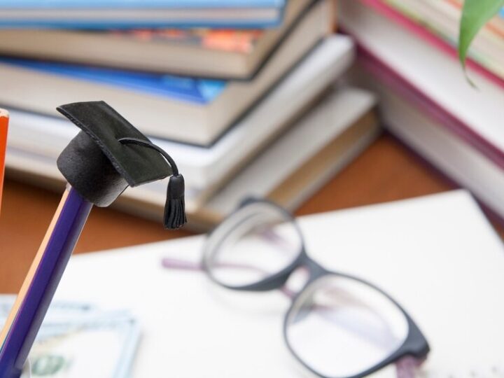 Magiczne warsztaty: dzieci tworzą świąteczne ozdoby w wypożyczalni