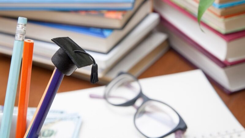 Magiczne warsztaty: dzieci tworzą świąteczne ozdoby w wypożyczalni