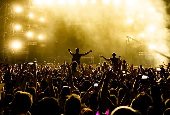 Kolędowanie w Bobrownikach: świąteczna magia i ekologiczne tradycje w sercu społeczności