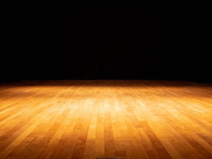 Teatr Damier zyskał 60 000 zł na spektakl „Evelyn, na bosaka”!