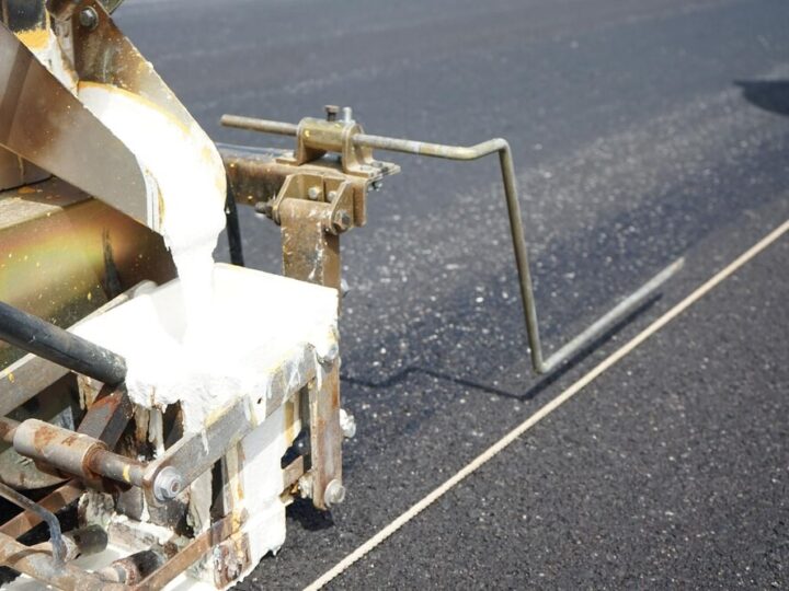 Nowa nawierzchnia na ulicy Przyjaźni w Żelisławicach – lepsza jakość życia dla mieszkańców!