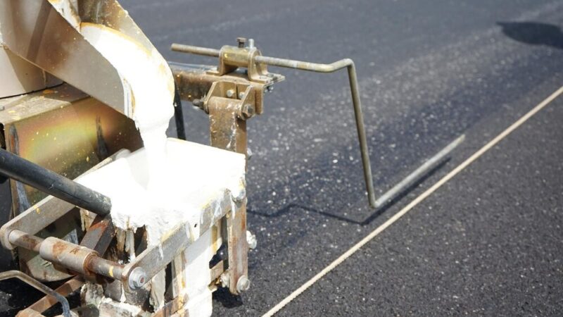 Nowa nawierzchnia na ulicy Przyjaźni w Żelisławicach – lepsza jakość życia dla mieszkańców!