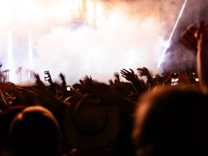 Kabaret Paranienormalni zaskakuje nowym programem „Ostre Cięcie” w Kopalni Kultury!